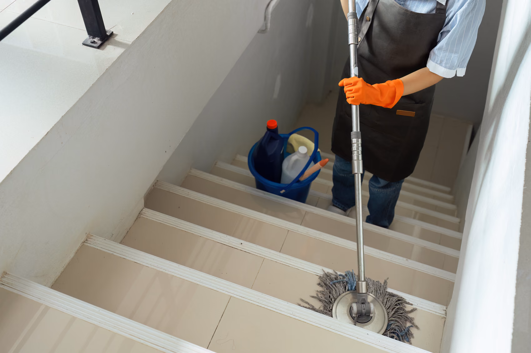 Limpieza de comunidades en Getafe Limpieza de comunidades en Getafe: escalera de vecinos fregándose